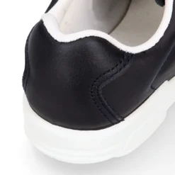 Deportiva colegial niños sin cordones en piel lavable.