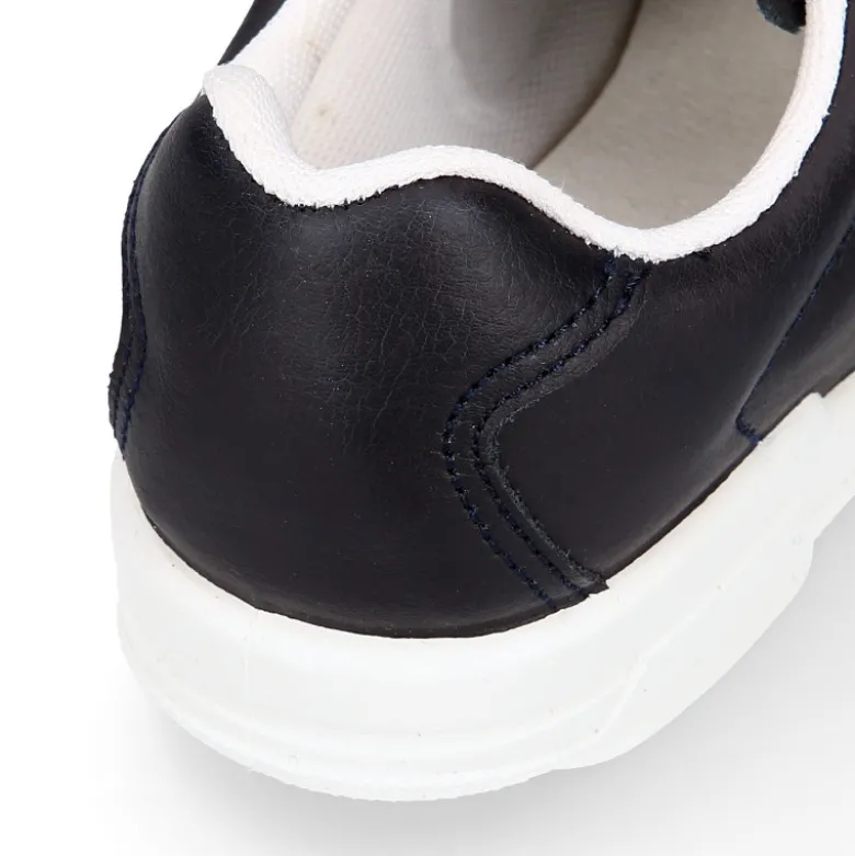 Deportiva colegial niños sin cordones en piel lavable.