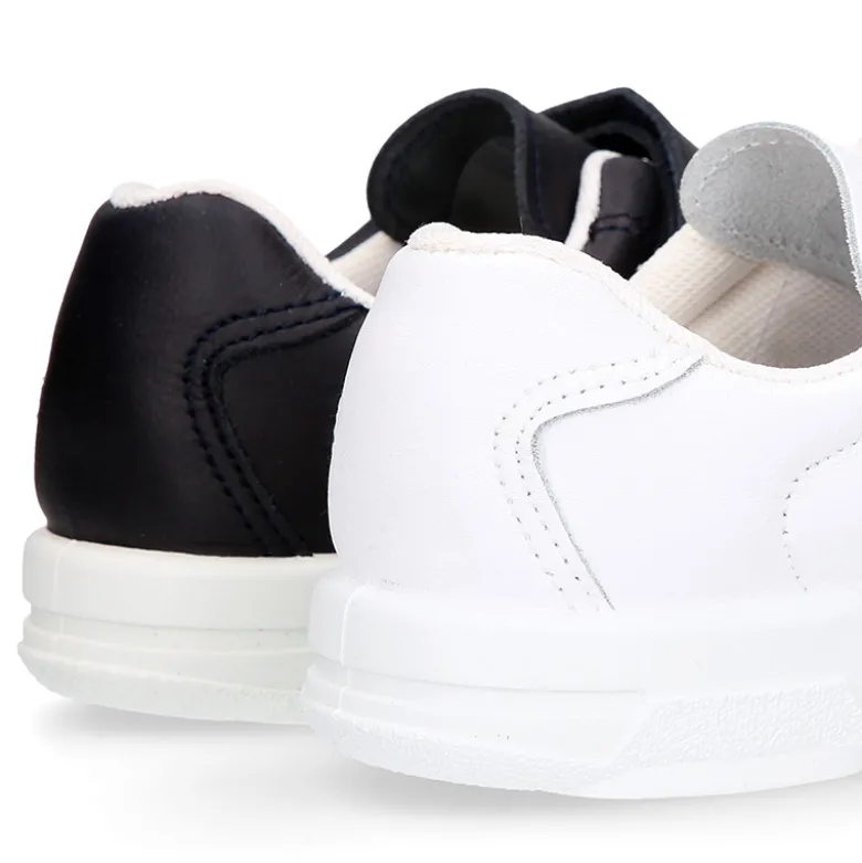 Deportiva colegial niños sin cordones en piel lavable.