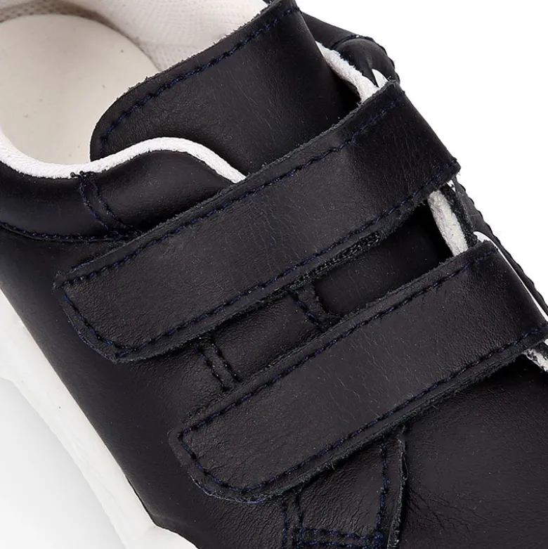 Deportiva colegial niños sin cordones en piel lavable.