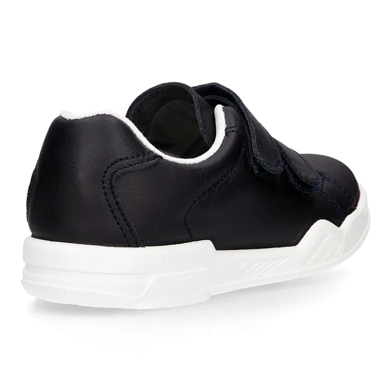 Deportiva colegial niños sin cordones en piel lavable.