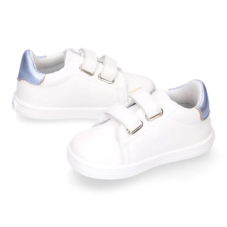 Deportiva niña OKAA FLEX sin cordones en color Blanco con rayas plata.