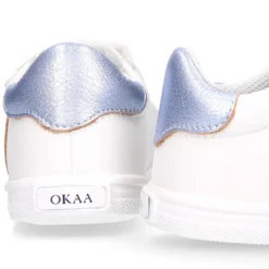 Deportiva niña OKAA FLEX sin cordones en color Blanco con rayas plata.