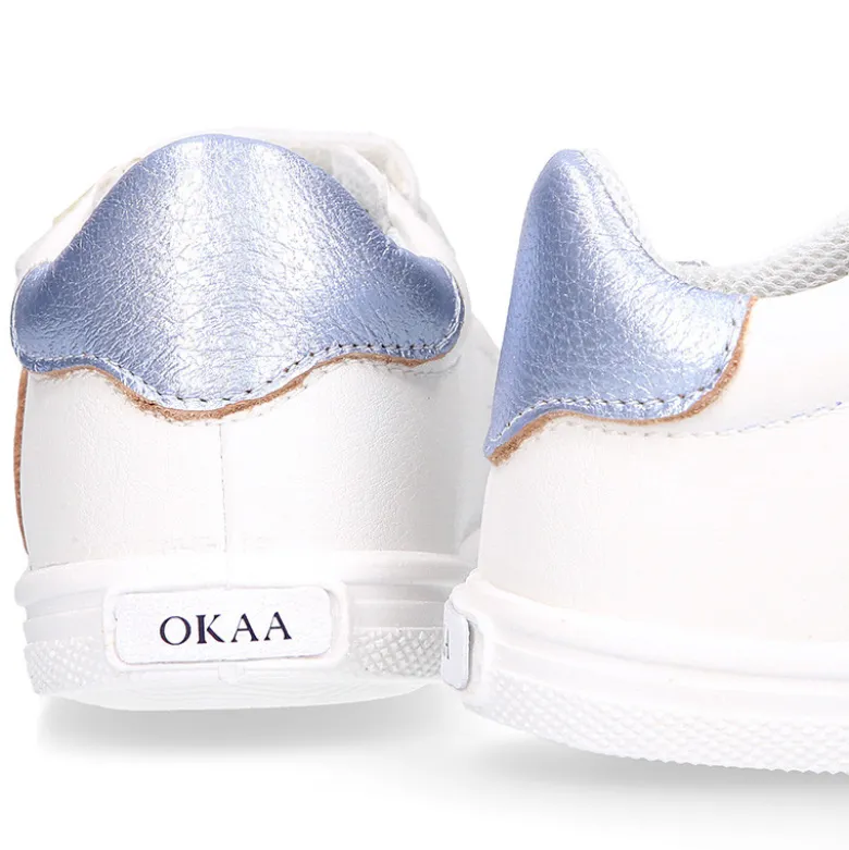 Deportiva niña OKAA FLEX sin cordones en color Blanco con rayas plata.