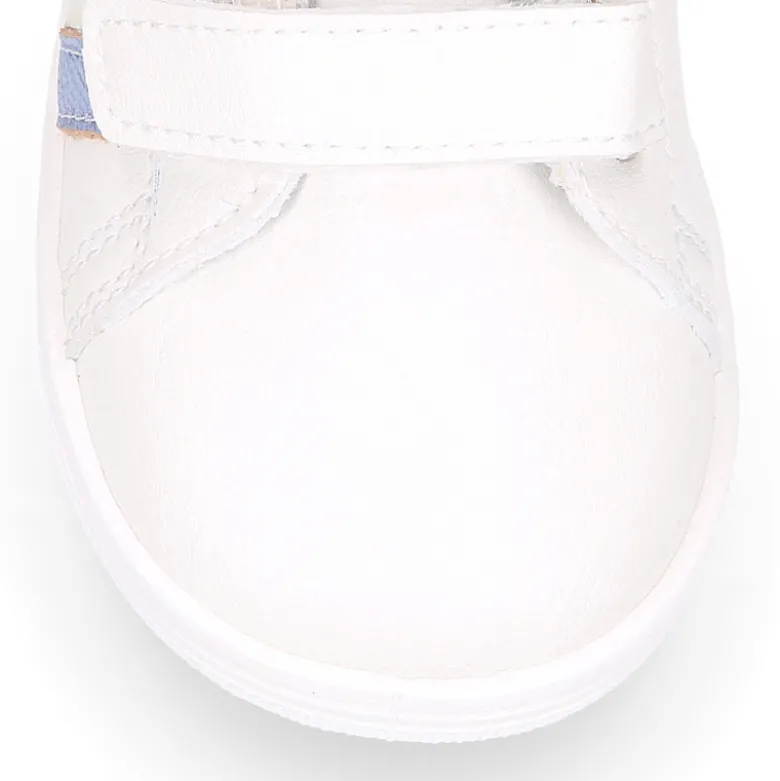 Deportiva niña OKAA FLEX sin cordones en color Blanco con rayas plata.