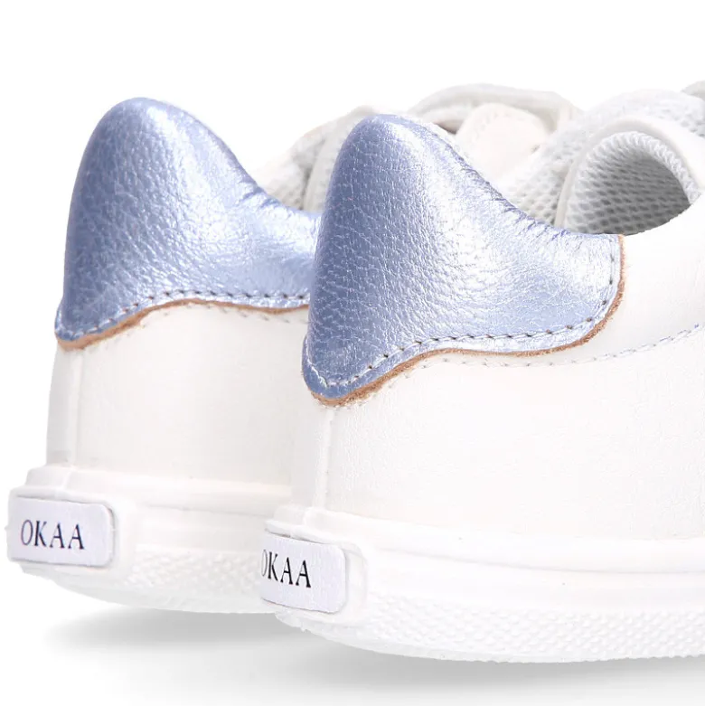 Deportiva niña OKAA FLEX sin cordones en color Blanco con rayas plata.