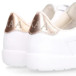 Deportiva niña sin cordones con triple cierre adherente combinado en piel lavable.