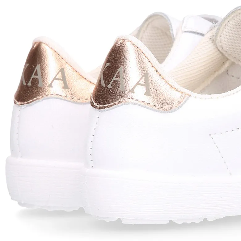 Deportiva niña sin cordones con triple cierre adherente combinado en piel lavable.