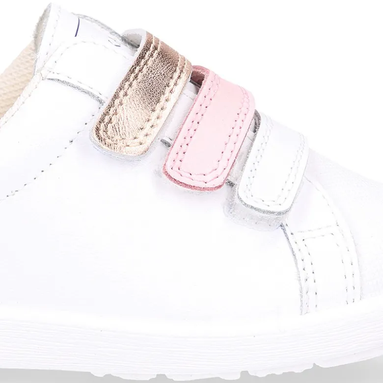 Deportiva niña sin cordones con triple cierre adherente combinado en piel lavable.