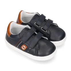 Deportiva niño OKAA FLEX sin cordones en color azul marino con cuero.