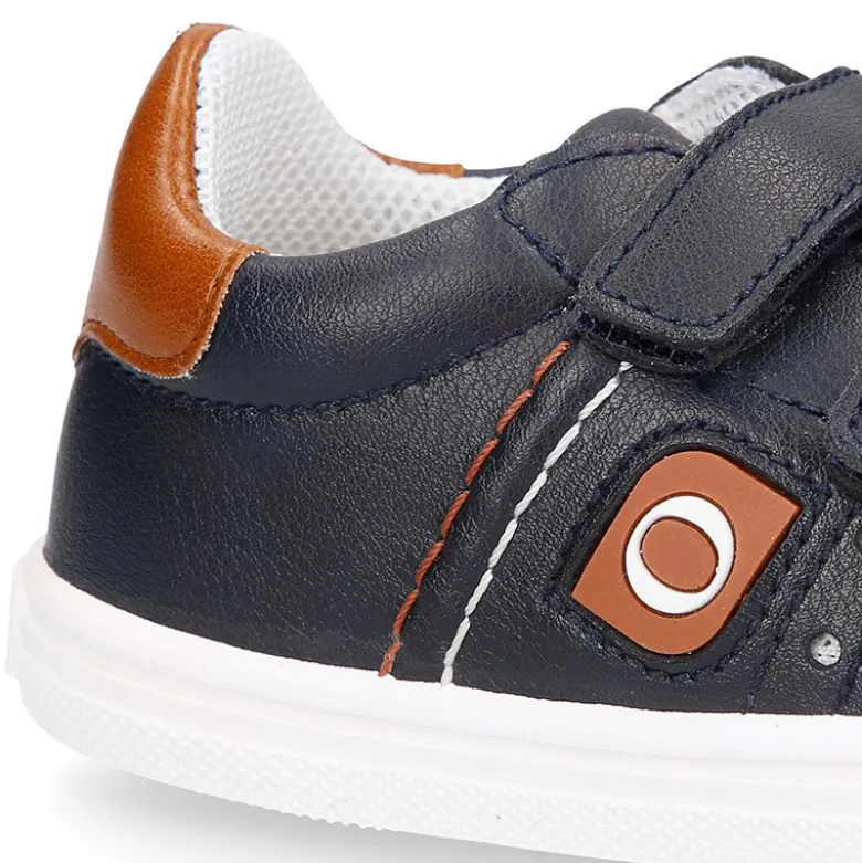Deportiva niño OKAA FLEX sin cordones en color azul marino con cuero.