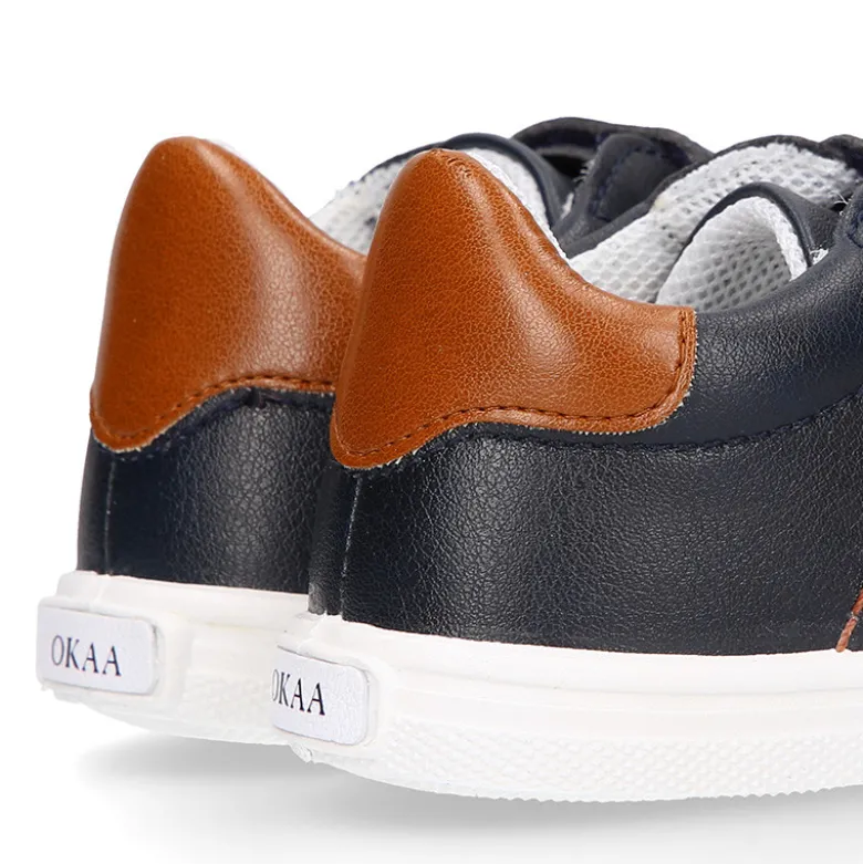Deportiva niño OKAA FLEX sin cordones en color azul marino con cuero.