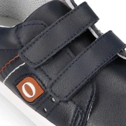 Deportiva niño OKAA FLEX sin cordones en color azul marino con cuero.