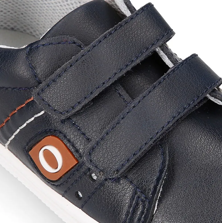 Deportiva niño OKAA FLEX sin cordones en color azul marino con cuero.