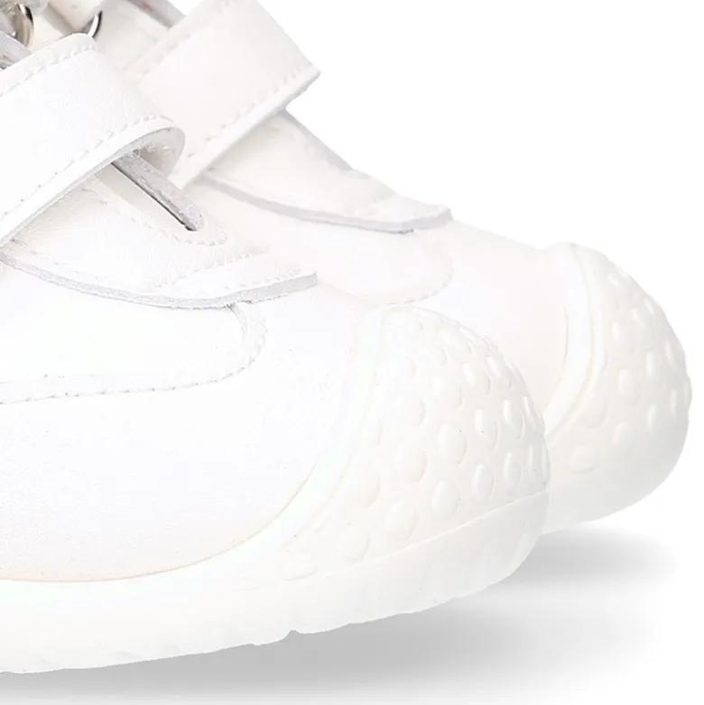 Deportiva niño OKAA FLEX sin cordones y puntera en color Blanco.
