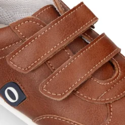 Deportiva niño respetuosa OKAA FLEX sin cordones y drop cero en color Cuero.