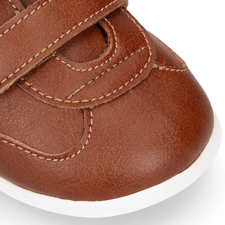 Deportiva niño respetuosa OKAA FLEX sin cordones y drop cero en color Cuero.