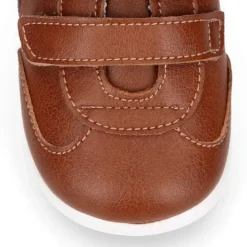 Deportiva niño respetuosa OKAA FLEX sin cordones y drop cero en color Cuero.
