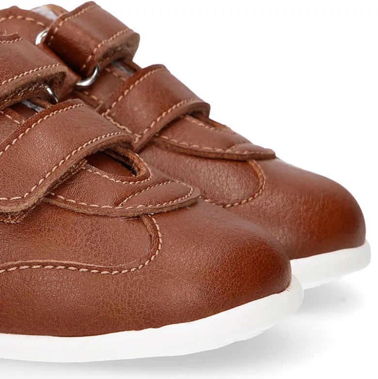 Deportiva niño respetuosa OKAA FLEX sin cordones y drop cero en color Cuero.