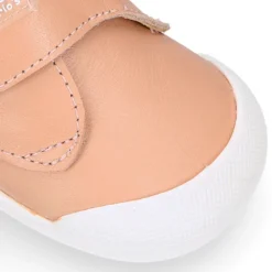 Deportiva niños Blanditos by Crio’s sin cordones en piel.