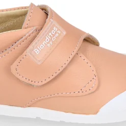 Deportiva niños Blanditos by Crio’s sin cordones en piel.