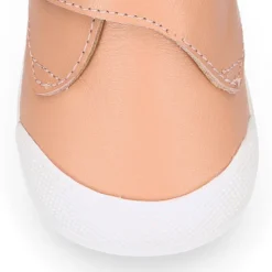 Deportiva niños Blanditos by Crio’s sin cordones en piel.