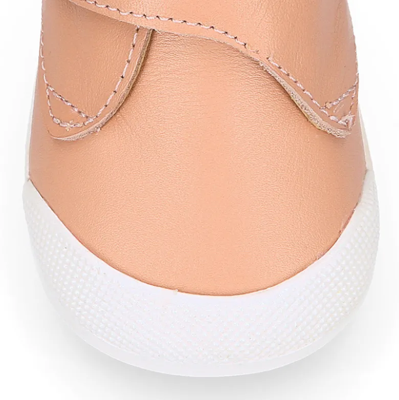 Deportiva niños Blanditos by Crio’s sin cordones en piel.