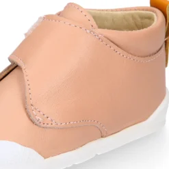 Deportiva niños Blanditos by Crio’s sin cordones en piel.