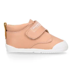 Deportiva niños Blanditos by Crio’s sin cordones en piel.