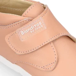Deportiva niños Blanditos by Crio’s sin cordones en piel.
