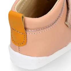Deportiva niños Blanditos by Crio’s sin cordones en piel.
