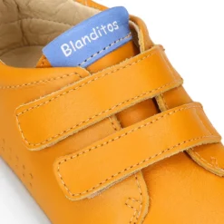 Deportiva niños colegial Blanditos by Crio’s sin cordones en piel yema.