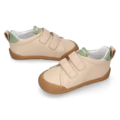 Deportiva niños colegial Blanditos by Crio’s sin cordones en piel marfil.