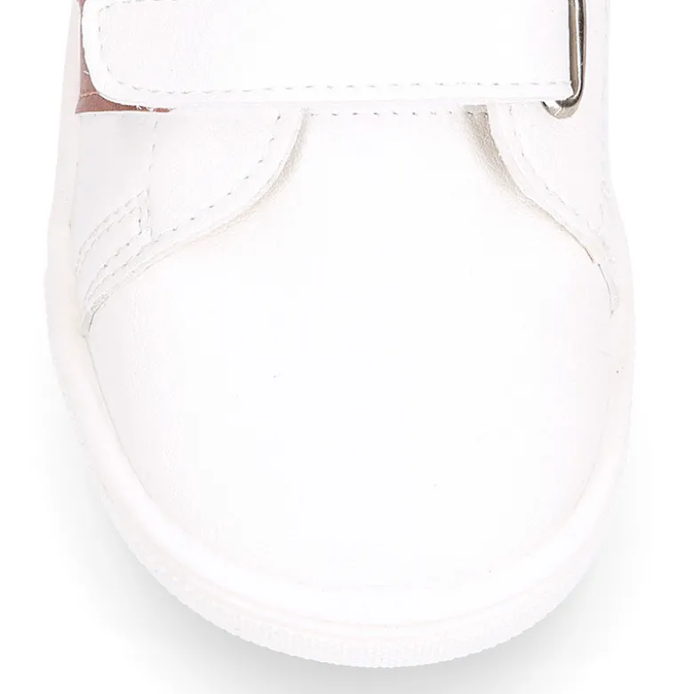 Deportiva niños respetuosa Okaa Flex rayas laterales de color salmón.