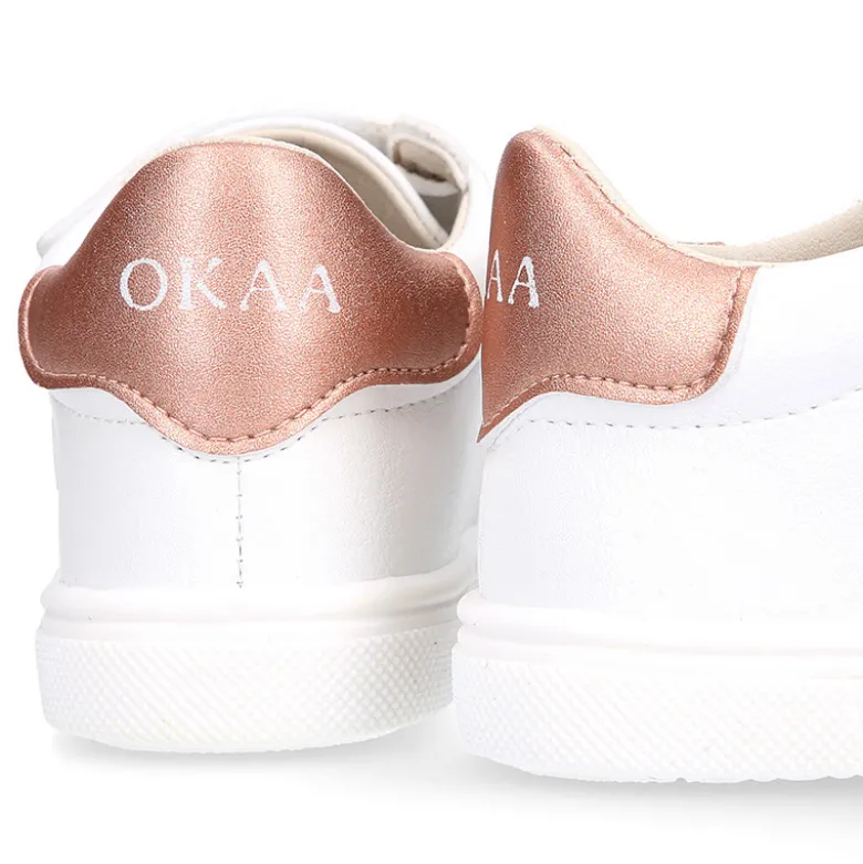 Deportiva niños respetuosa Okaa Flex rayas laterales de color salmón.