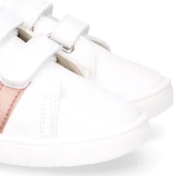 Deportiva niños respetuosa Okaa Flex rayas laterales de color salmón.