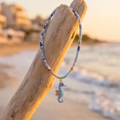 Gargantilla caballito de mar con cordón floral inglés