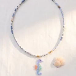 Gargantilla caballito de mar con cordón floral inglés