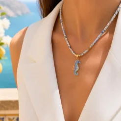 Gargantilla caballito de mar con cordón floral inglés