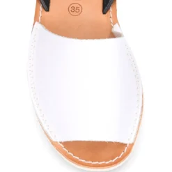 Menorquina Blanca con tira combinada en piel.