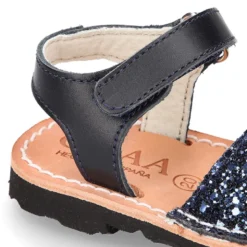 Menorquina con cierre adherente en piel con acabado GLITTER.