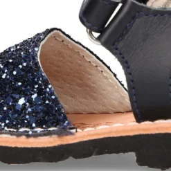 Menorquina con cierre adherente en piel con acabado GLITTER.