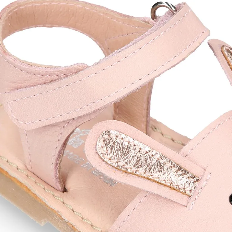 Menorquina CONEJITO ROSA en piel suave y suela flexible.
