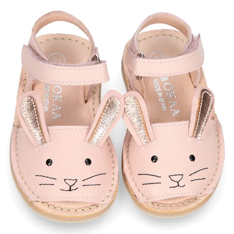 Menorquina CONEJITO ROSA en piel suave y suela flexible.