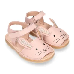 Menorquina CONEJITO ROSA en piel suave y suela flexible.