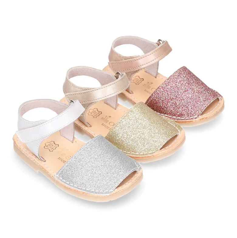 Menorquina niña cierre adherente en piel extra suave con acabado en brillos.