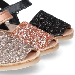 Menorquina niña cierre adherente en piel EXTRA SUAVE con glitter.