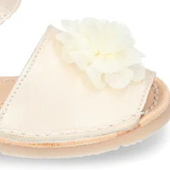 Menorquina niñas en piel nacarada con FLOR y suela flexible.