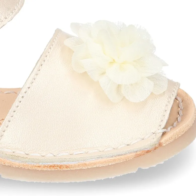 Menorquina niñas en piel nacarada con FLOR y suela flexible.