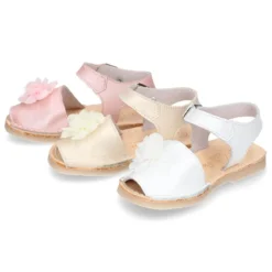 Menorquina niñas en piel nacarada con FLOR y suela flexible.